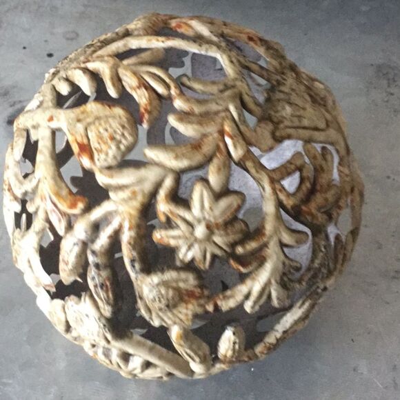 Spheres red cream floral geometric orbs classic decor timeless - Picture 9 of 10